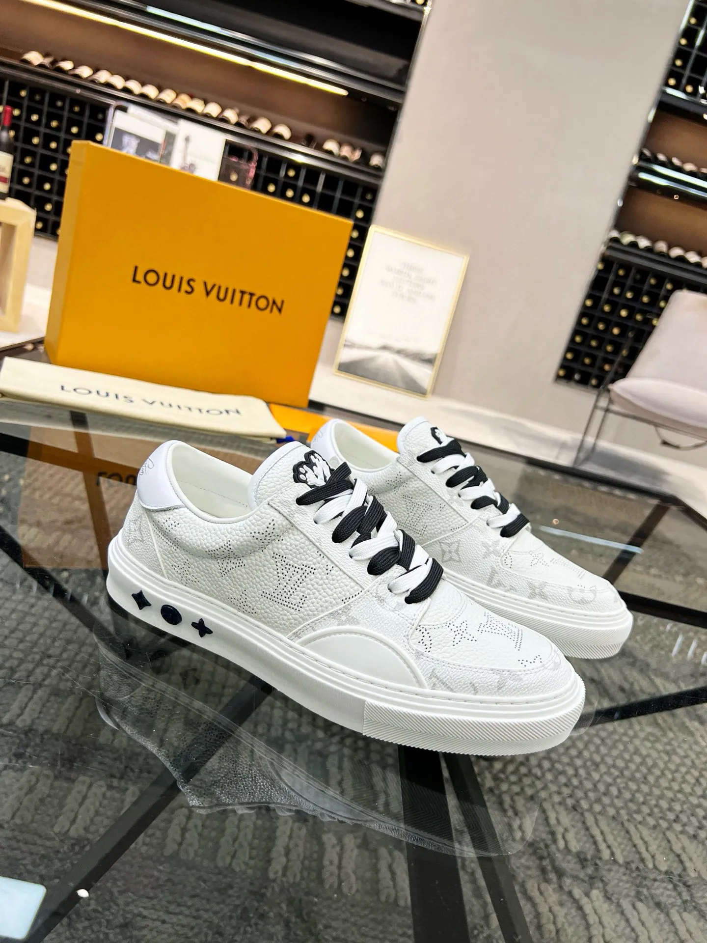 Factory price: 438💰LV top purchasing agent 🇮🇹 Lu Street Male God’s popular casual sneakers counter synchronized, uppers imported from Italy cowhide fabrics, colorful and complex handicrafts, imported water-dyed cowhide lining cowhide foot pads Soles: original soles specially provided by the factory, TPU exclusive movable molded soles super comfortable, original factory single goods, 🔍🔍high quality, you can enter and exit the counter at will, welcome to compare, code number 38-44 (45 can be ordered)